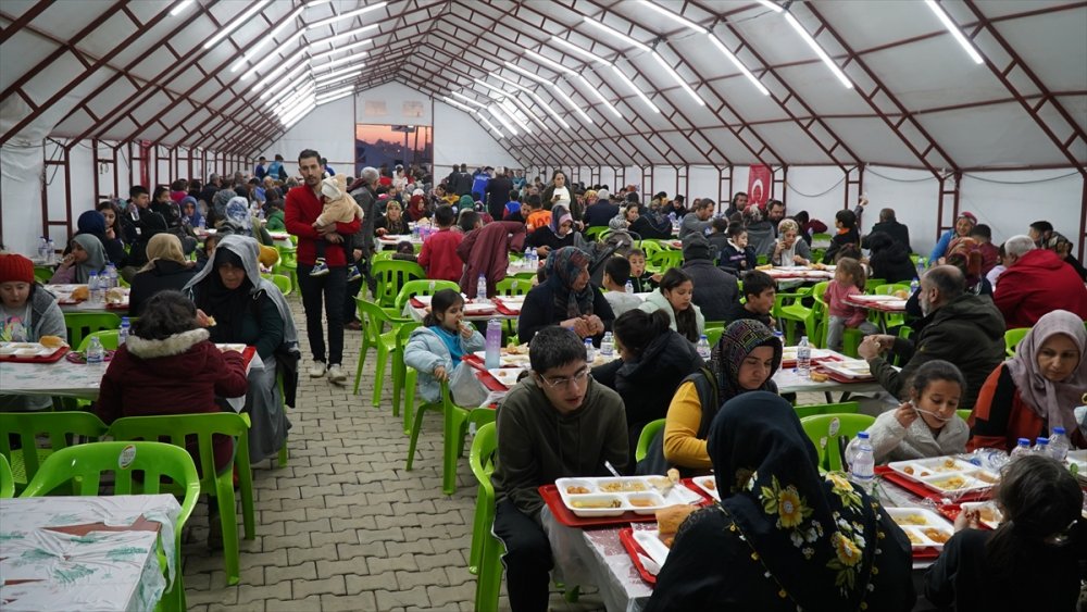 Kahramanmaraş merkezli depremlerin etkilediği Malatya ve Adıyaman'da ilk iftar