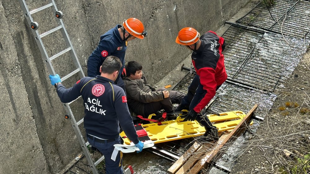 Bolu'da Görünmez kaza. Okul bahçesindeki parmaklıkların kırılmasıyla su kanalına düşen 2 öğrenci yaralandı