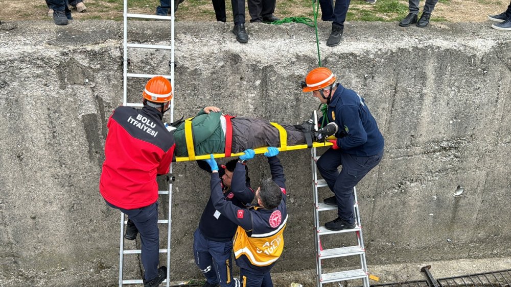 Bolu'da Görünmez kaza. Okul bahçesindeki parmaklıkların kırılmasıyla su kanalına düşen 2 öğrenci yaralandı