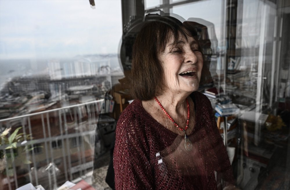 89 yaşında profesörün hayatı gençlere örnek oluyor