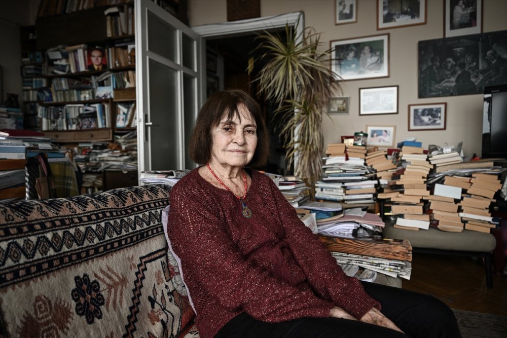 89 yaşında profesörün hayatı gençlere örnek oluyor