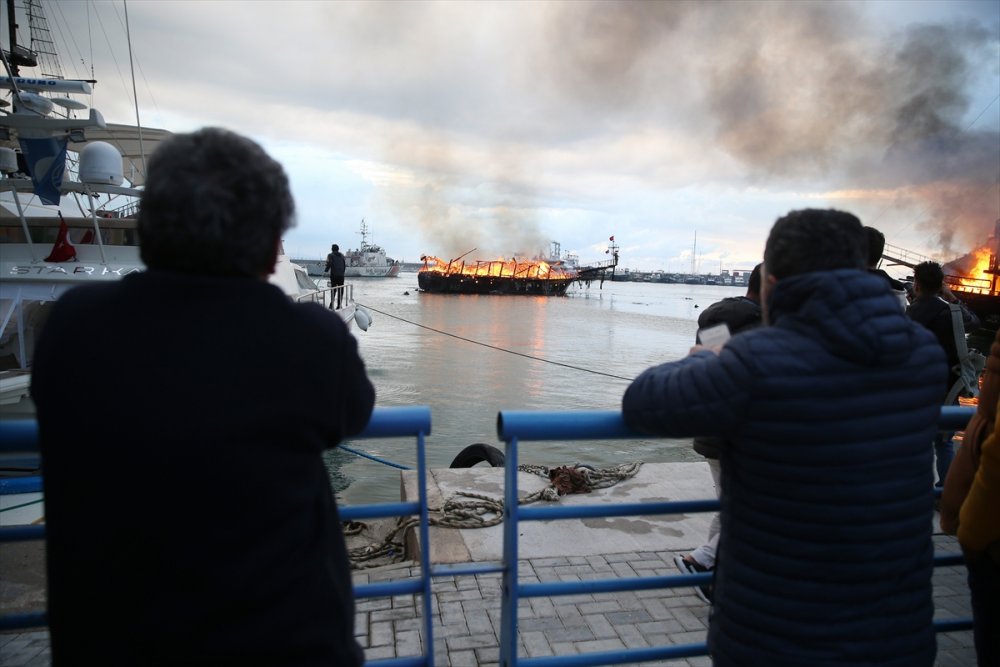 Alanya Balıkçı Barınağı'nda demirli iki tur teknesi yandı