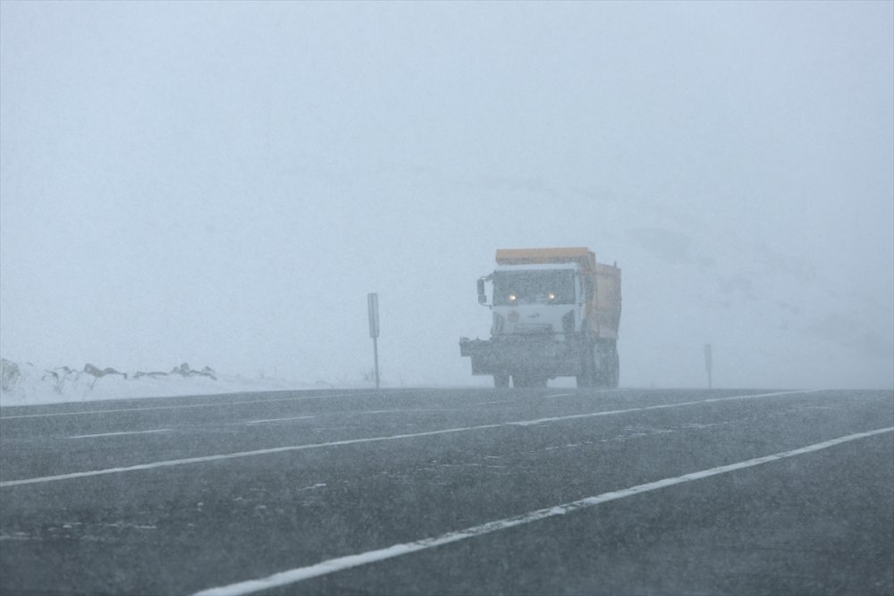 Kars'ta kar ve sis nedeniyle ulaşım güçlükle sağlanıyor