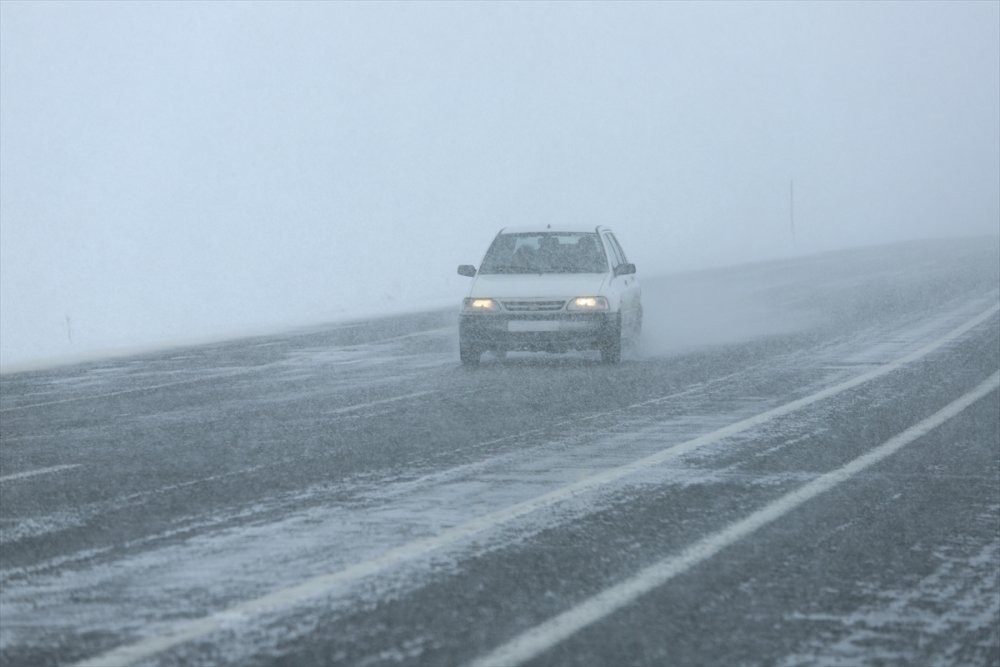 Kars'ta kar ve sis nedeniyle ulaşım güçlükle sağlanıyor