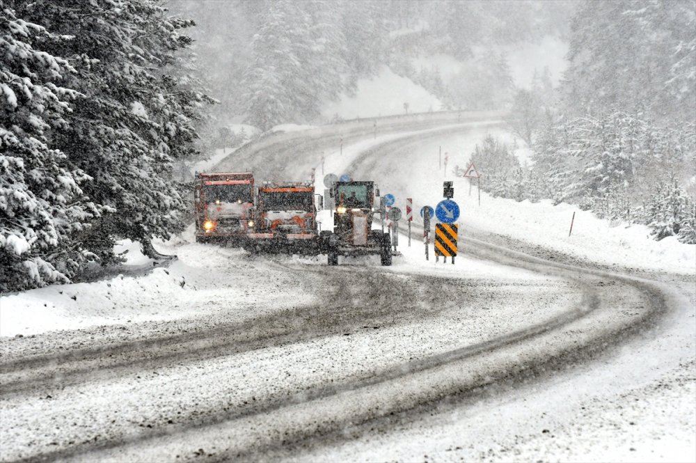 Kars'ta kar ve sis nedeniyle ulaşım güçlükle sağlanıyor