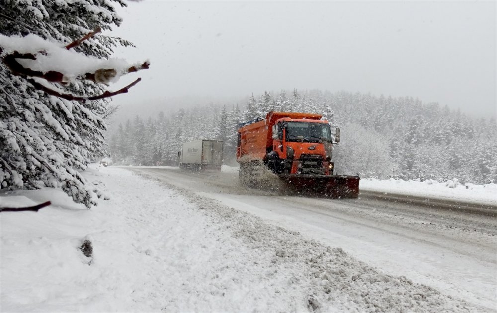 Kars'ta kar ve sis nedeniyle ulaşım güçlükle sağlanıyor