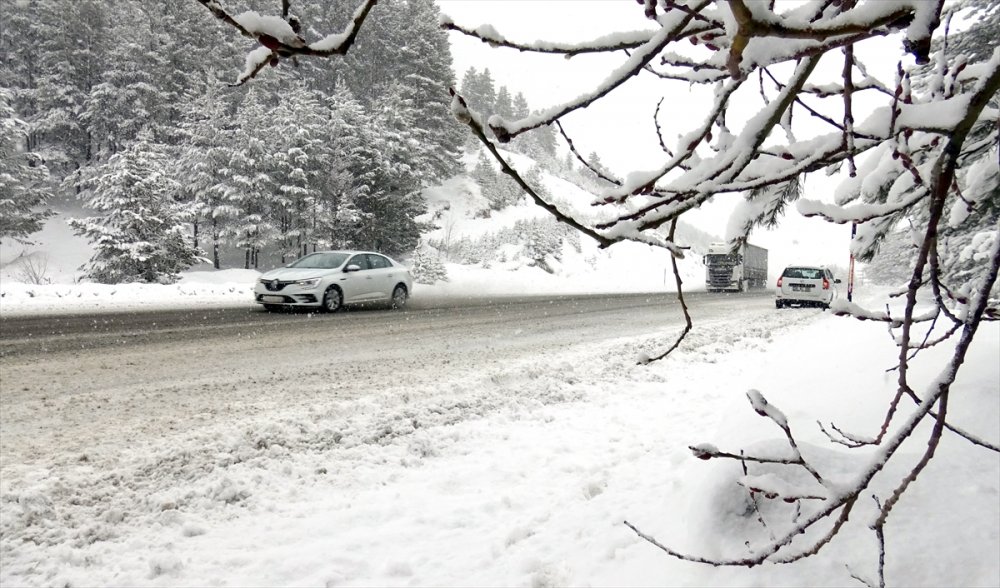 Kars'ta kar ve sis nedeniyle ulaşım güçlükle sağlanıyor