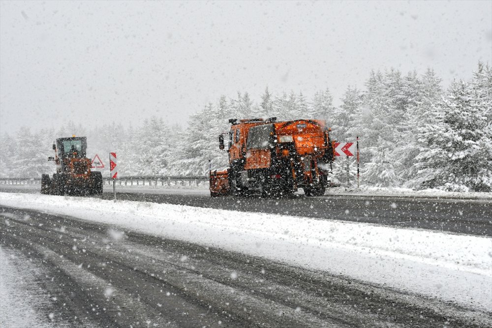 Kars'ta kar ve sis nedeniyle ulaşım güçlükle sağlanıyor