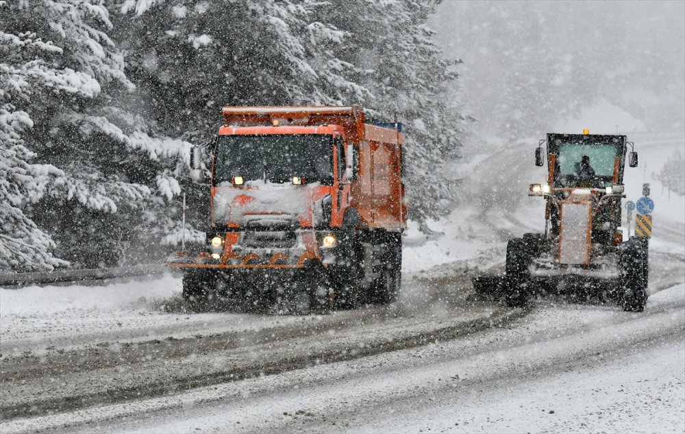 Kars'ta kar ve sis nedeniyle ulaşım güçlükle sağlanıyor