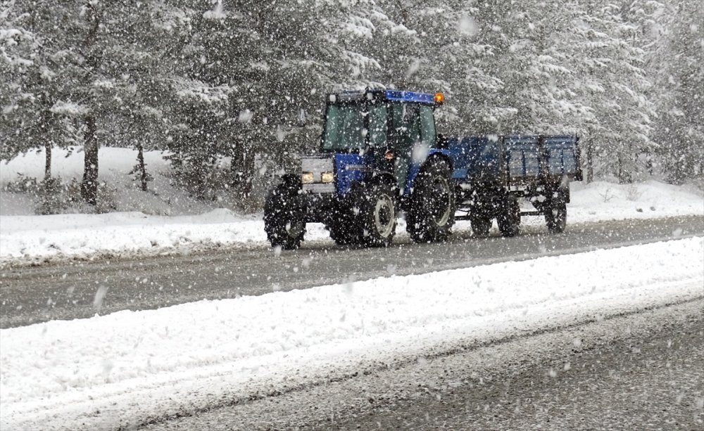 Kars'ta kar ve sis nedeniyle ulaşım güçlükle sağlanıyor