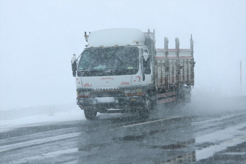 Kars'ta kar ve sis nedeniyle ulaşım güçlükle sağlanıyor