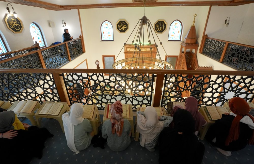 Çocuk dostu camide mukabele geleneği anne ve çocuklarıyla yaşatılıyor