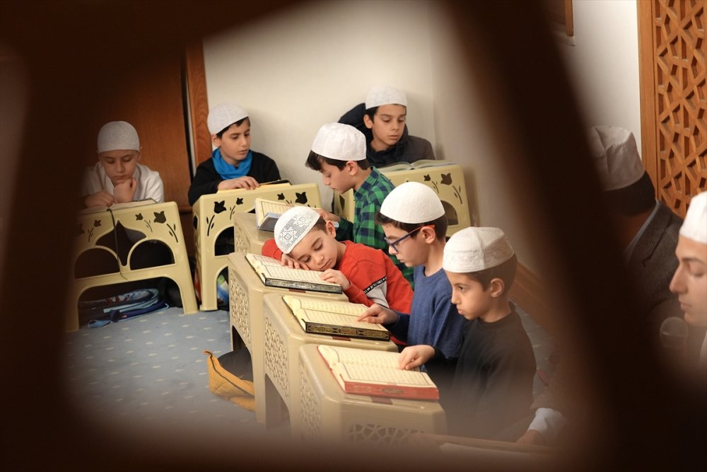 Çocuk dostu camide mukabele geleneği anne ve çocuklarıyla yaşatılıyor