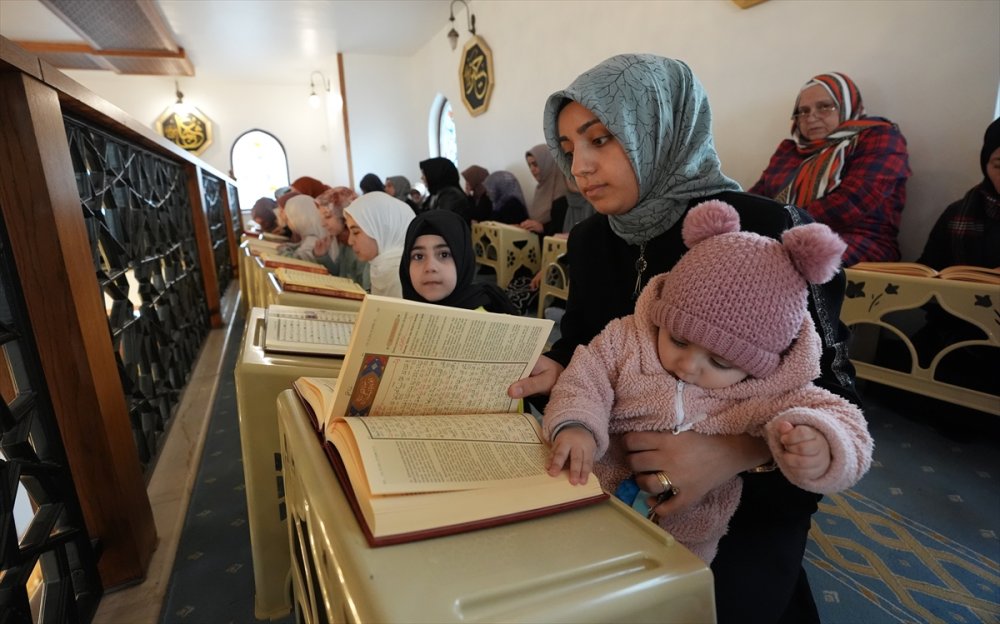Çocuk dostu camide mukabele geleneği anne ve çocuklarıyla yaşatılıyor
