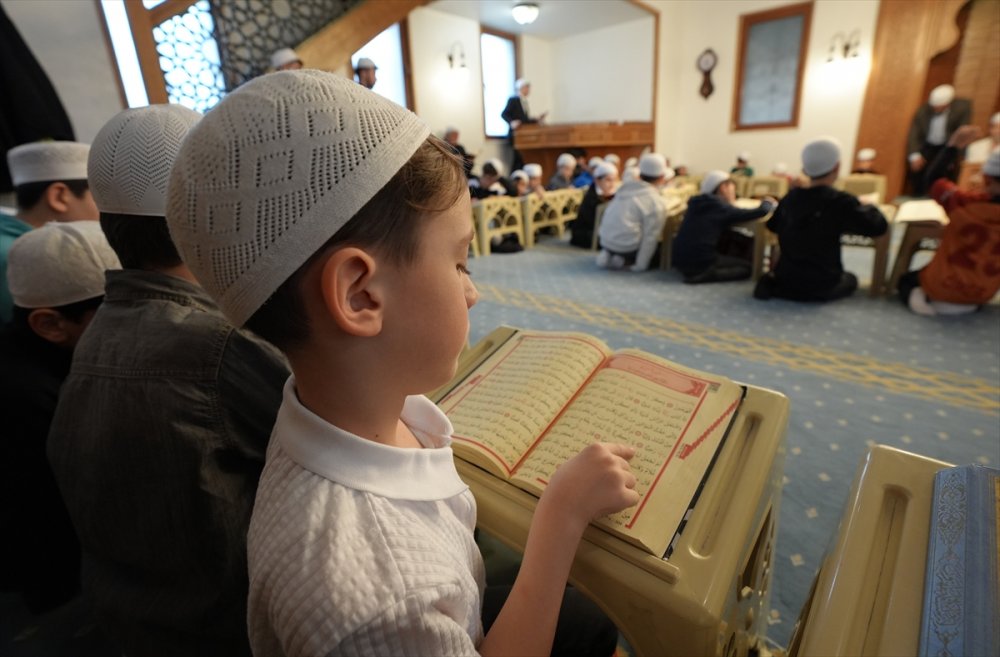 Çocuk dostu camide mukabele geleneği anne ve çocuklarıyla yaşatılıyor