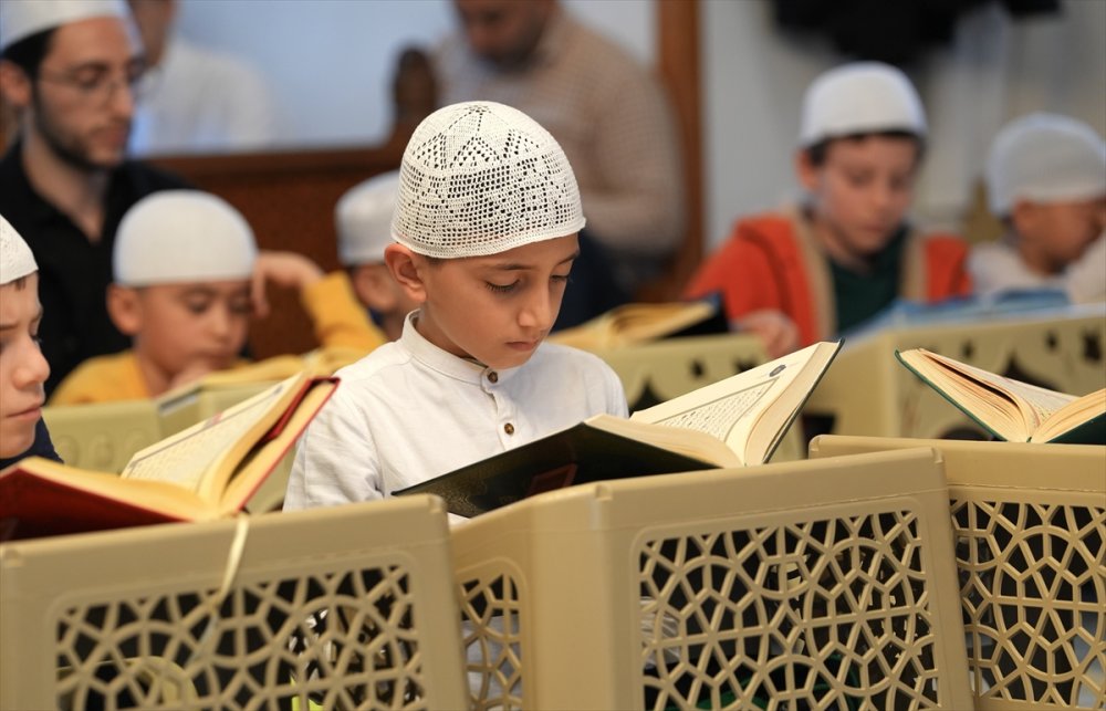 Çocuk dostu camide mukabele geleneği anne ve çocuklarıyla yaşatılıyor