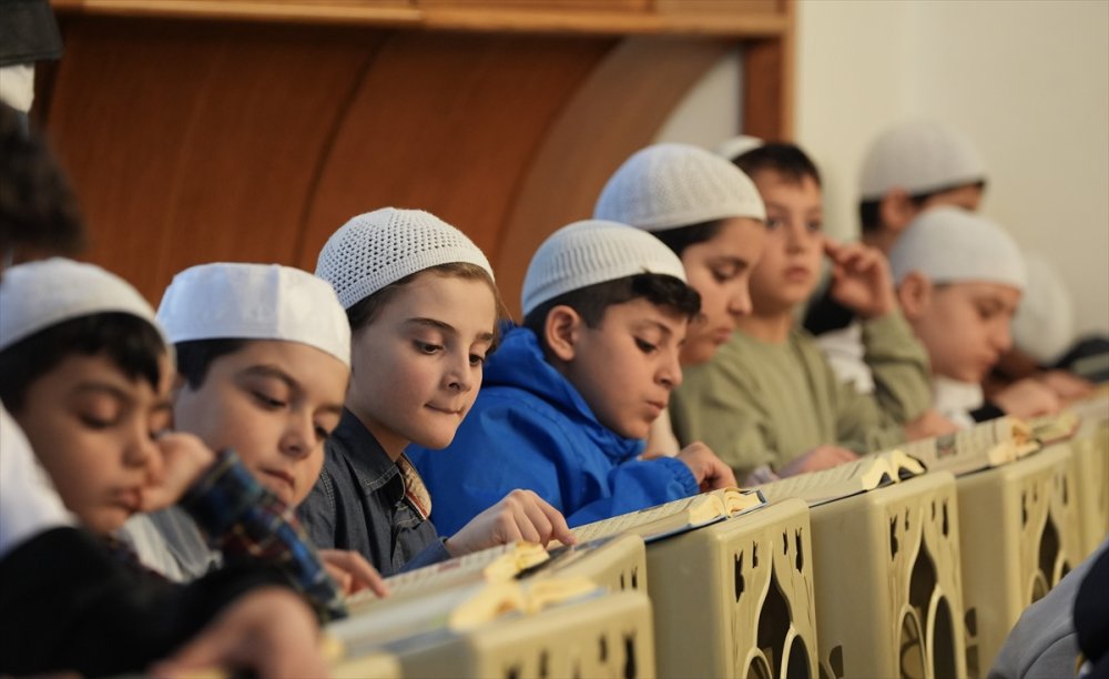 Çocuk dostu camide mukabele geleneği anne ve çocuklarıyla yaşatılıyor