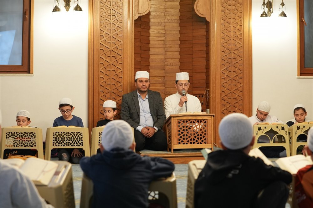 Çocuk dostu camide mukabele geleneği anne ve çocuklarıyla yaşatılıyor