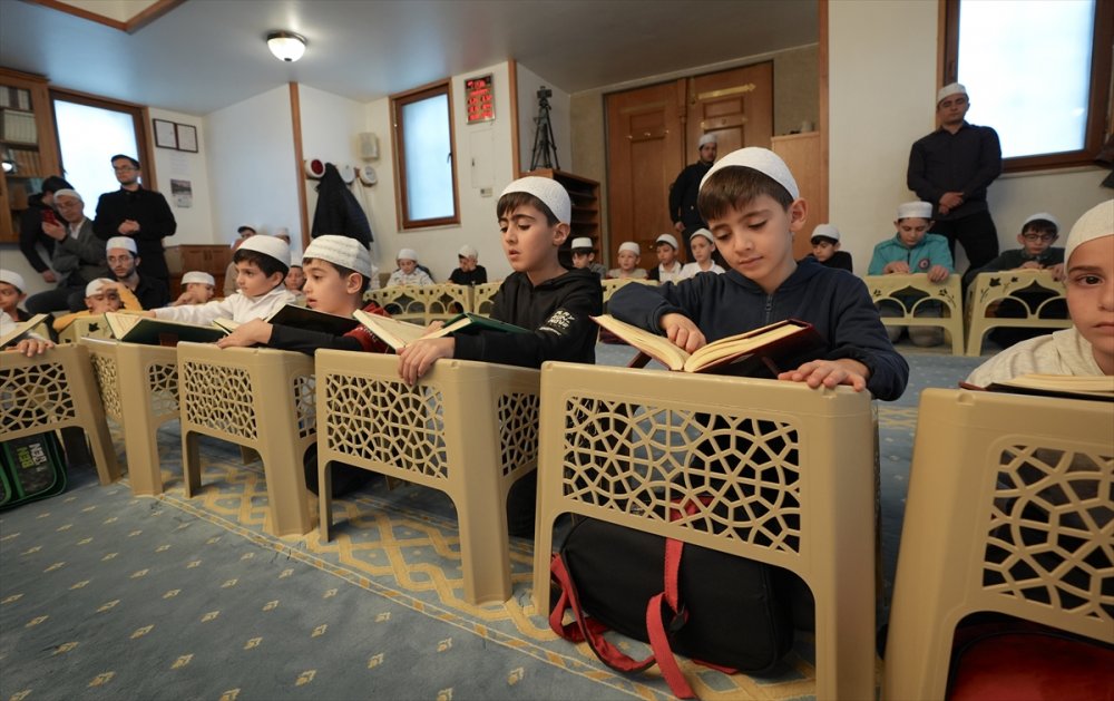 Çocuk dostu camide mukabele geleneği anne ve çocuklarıyla yaşatılıyor