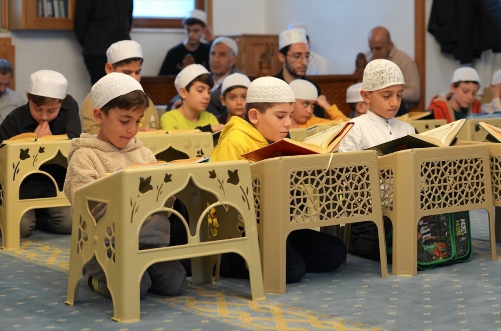 Çocuk dostu camide mukabele geleneği anne ve çocuklarıyla yaşatılıyor