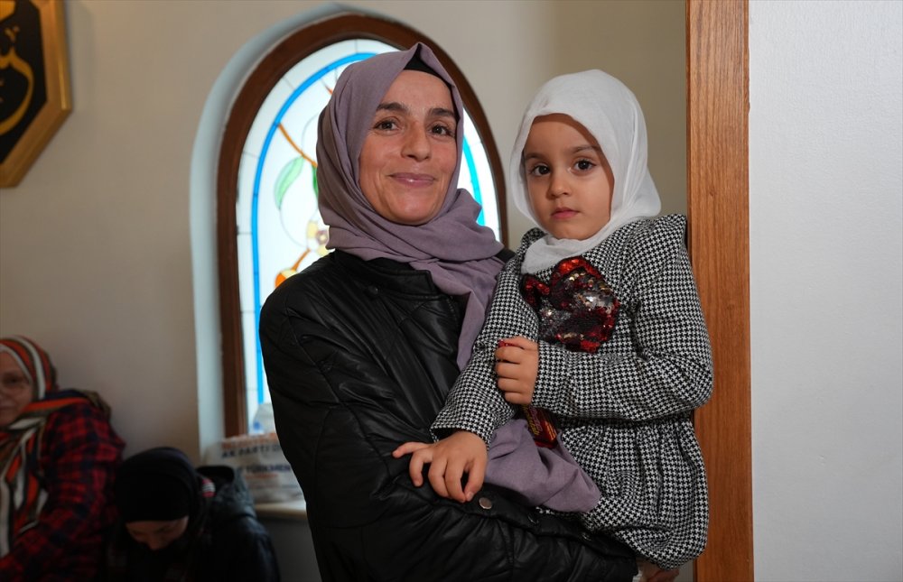 Çocuk dostu camide mukabele geleneği anne ve çocuklarıyla yaşatılıyor