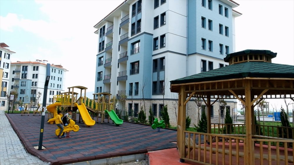 Bir depremzede ailesi daha yeni evlerine kavuştu