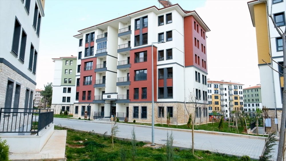 Bir depremzede ailesi daha yeni evlerine kavuştu