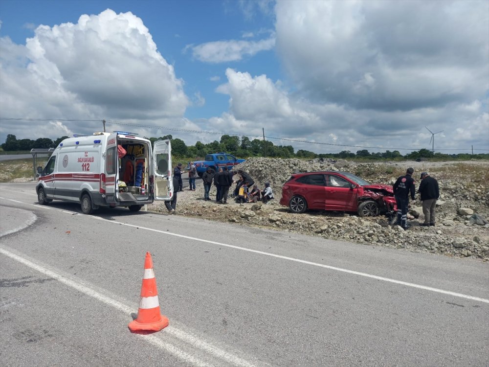 Balıkesir'de otomobille minibüs çarpıştı 4 kişi yaralandı