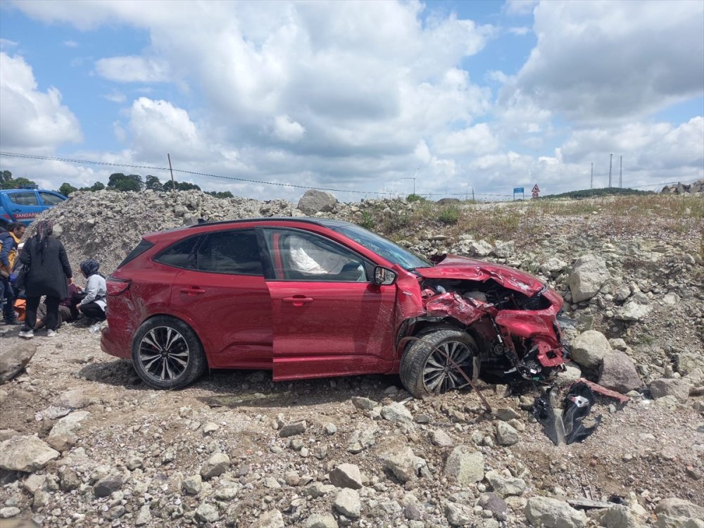 Balıkesir'de otomobille minibüs çarpıştı 4 kişi yaralandı