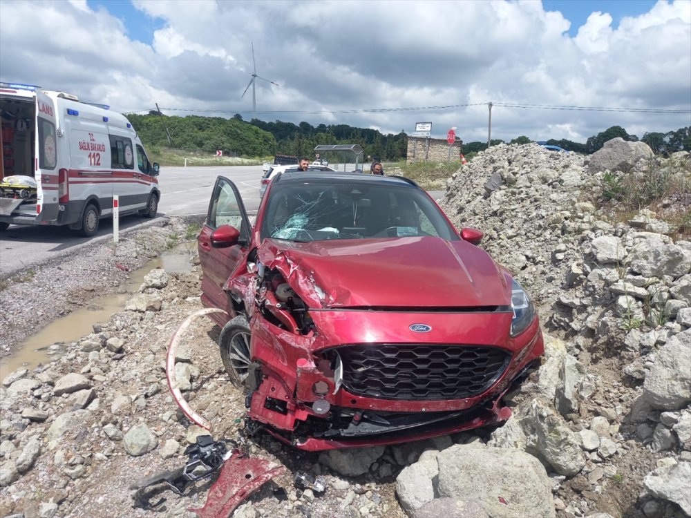 Balıkesir'de otomobille minibüs çarpıştı 4 kişi yaralandı