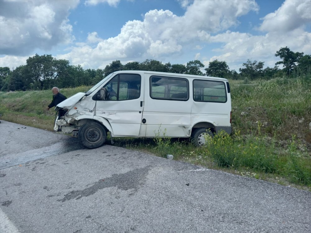 Balıkesir'de otomobille minibüs çarpıştı 4 kişi yaralandı