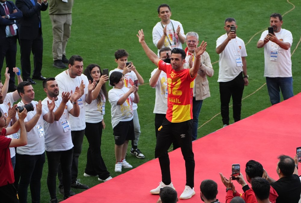 Sezonu 2. Sırada tamamlayarak Süper Lig'e yükselen Göztepe, kupasını aldı
