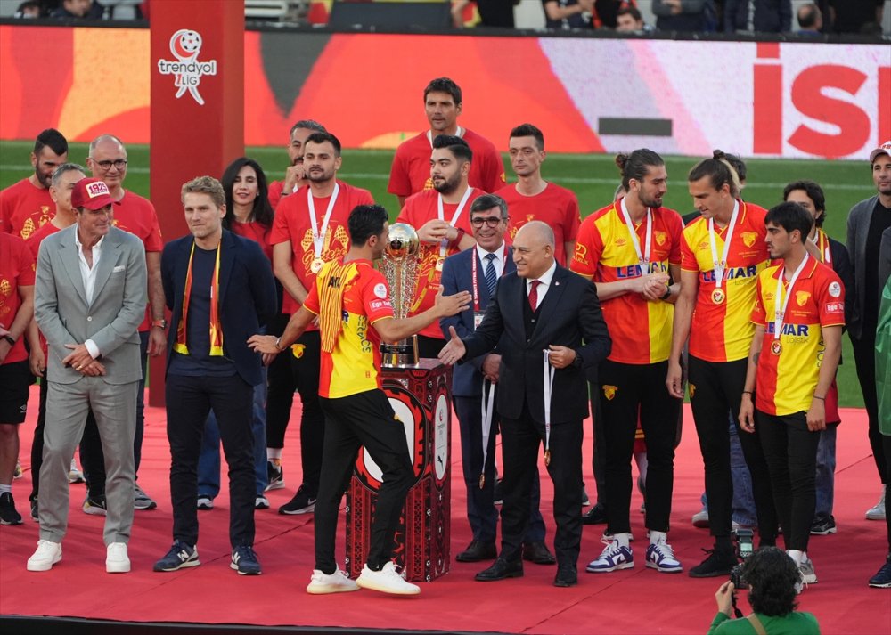 Sezonu 2. Sırada tamamlayarak Süper Lig'e yükselen Göztepe, kupasını aldı