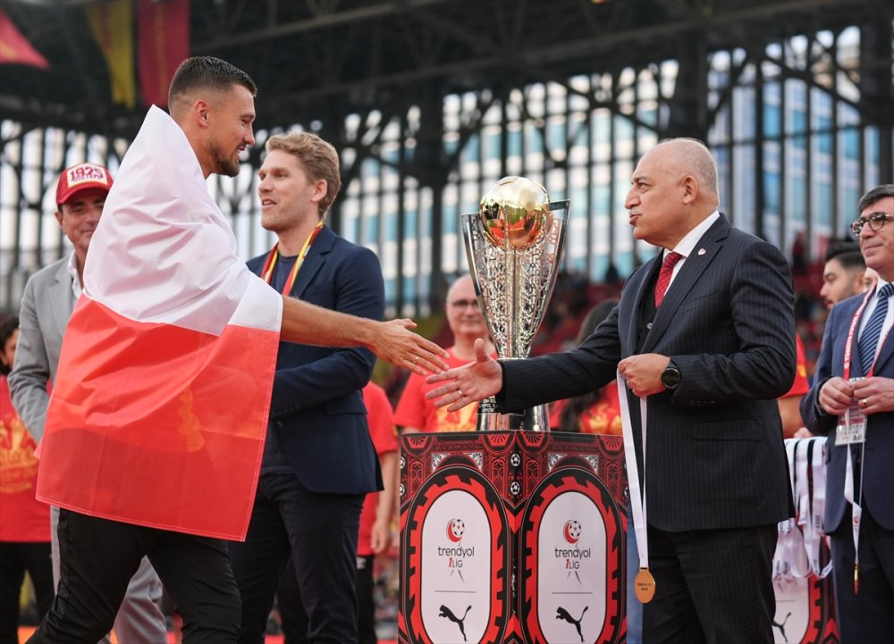 Sezonu 2. Sırada tamamlayarak Süper Lig'e yükselen Göztepe, kupasını aldı