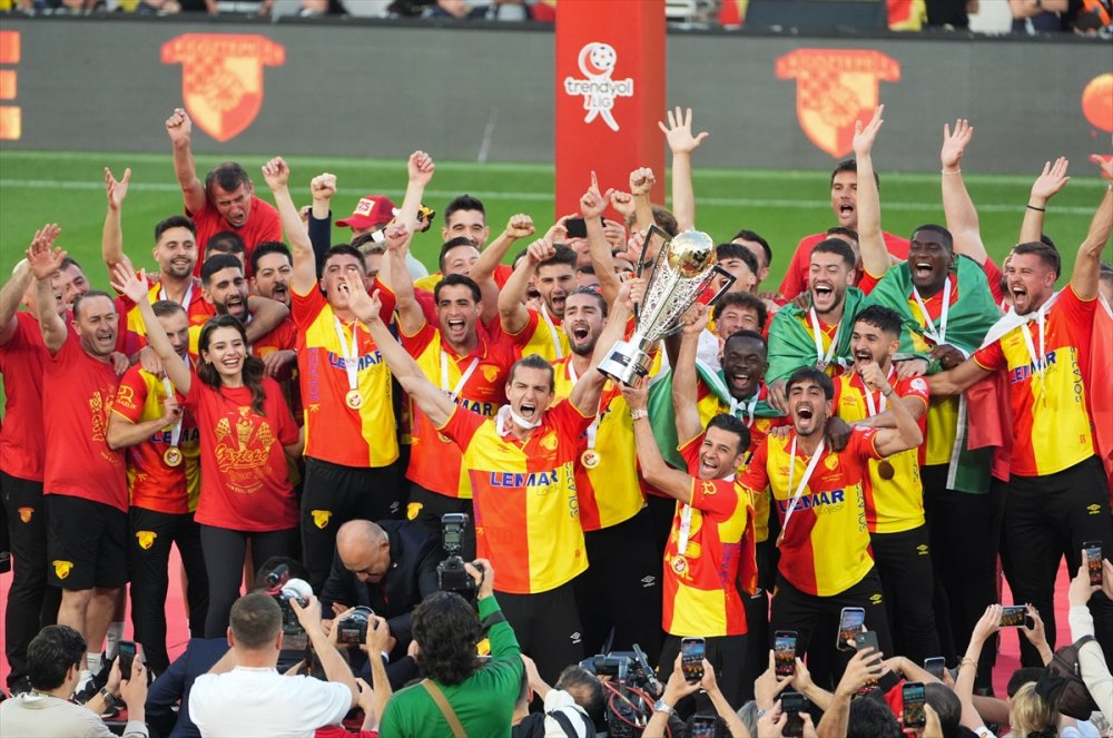 Sezonu 2. Sırada tamamlayarak Süper Lig'e yükselen Göztepe, kupasını aldı