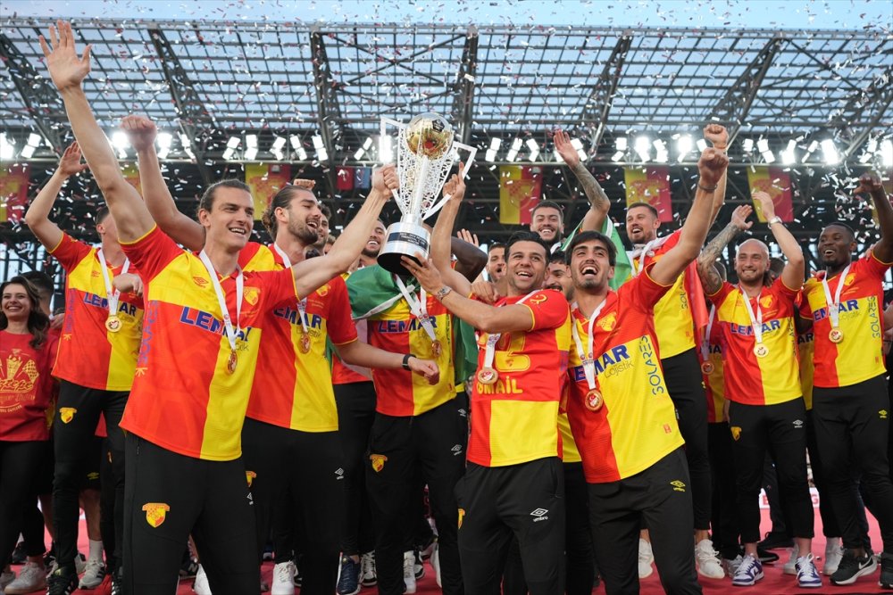 Sezonu 2. Sırada tamamlayarak Süper Lig'e yükselen Göztepe, kupasını aldı