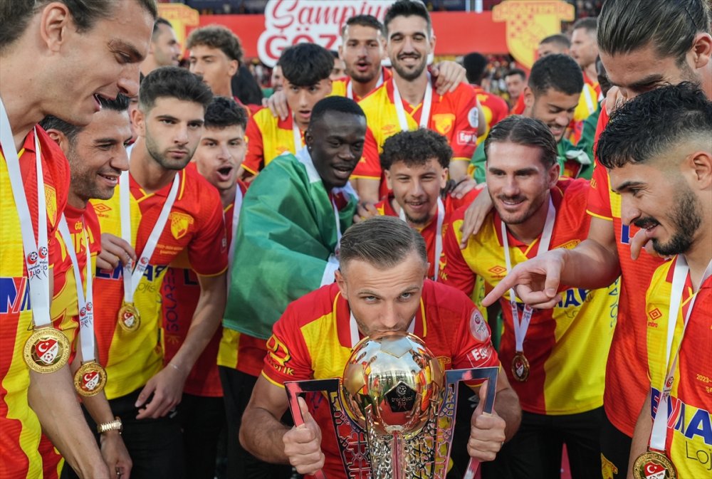 Sezonu 2. Sırada tamamlayarak Süper Lig'e yükselen Göztepe, kupasını aldı