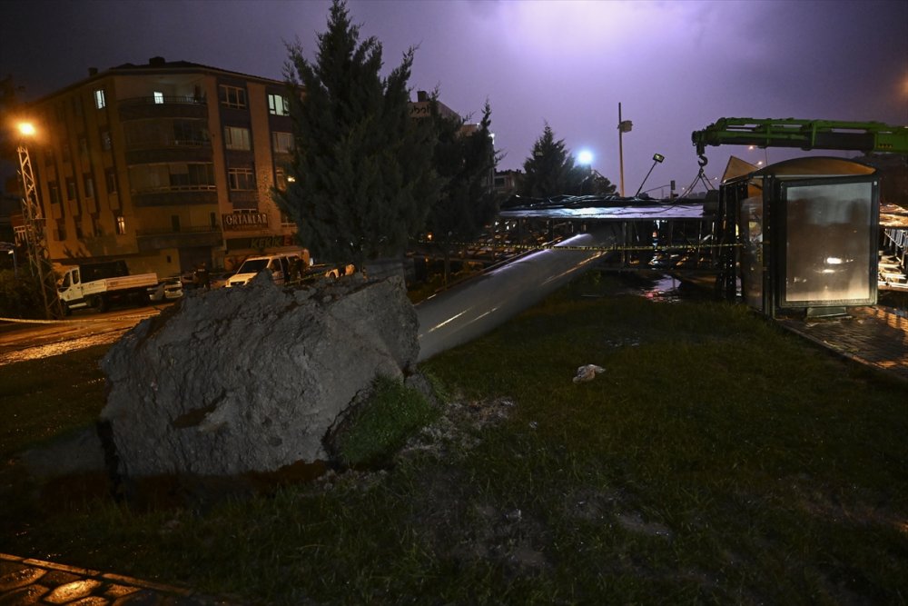 Başkentte devrilen reklam panosunun altında kalan 1 kişi öldü