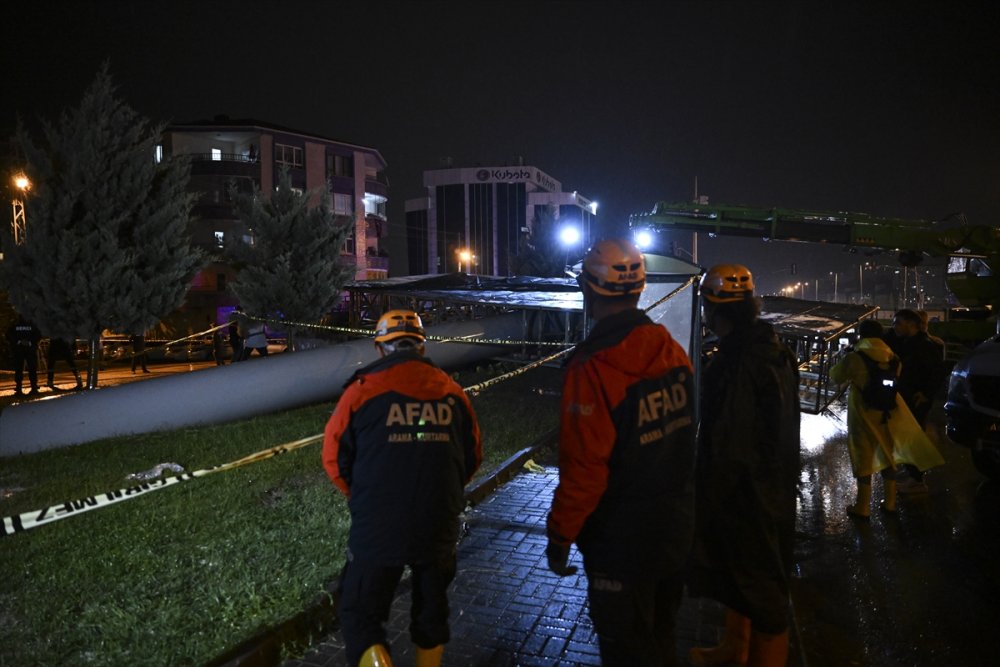 Başkentte devrilen reklam panosunun altında kalan 1 kişi öldü