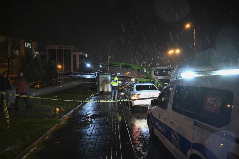 Başkentte devrilen reklam panosunun altında kalan 1 kişi öldü