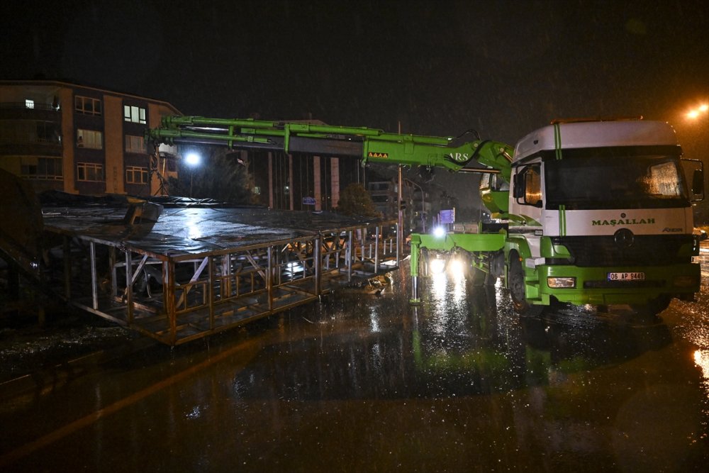 Başkentte devrilen reklam panosunun altında kalan 1 kişi öldü