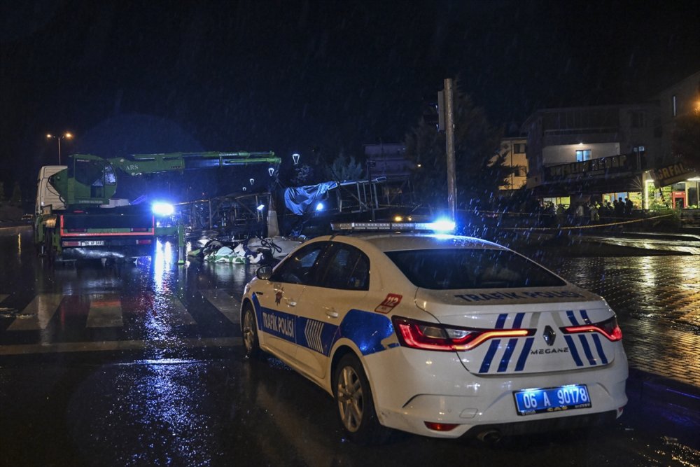 Başkentte devrilen reklam panosunun altında kalan 1 kişi öldü