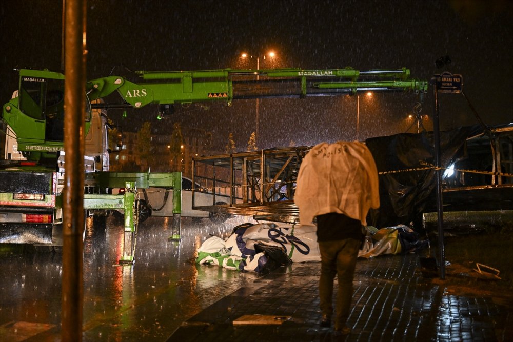 Başkentte devrilen reklam panosunun altında kalan 1 kişi öldü