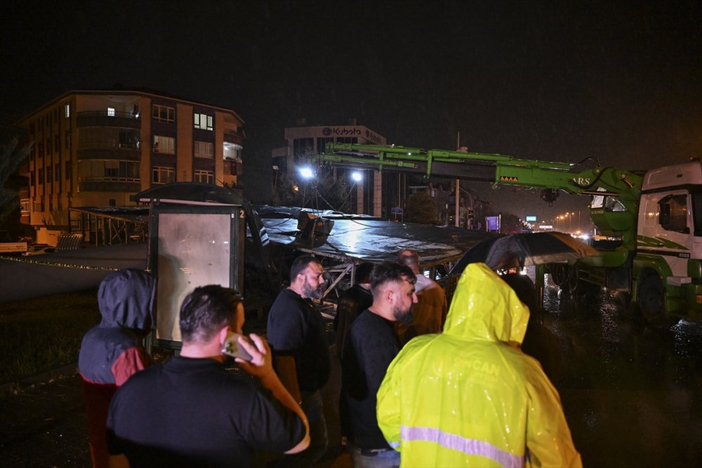 Başkentte devrilen reklam panosunun altında kalan 1 kişi öldü