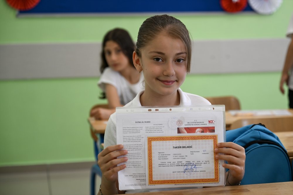 20 milyondan fazla öğrenci karnesini alarak yaz tatiline girdi