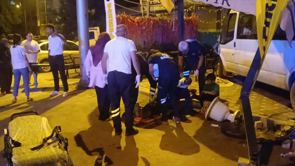 Adana'da minibüs otomobille çarpışıp iş yerine girdi 4 kişi yaralandı