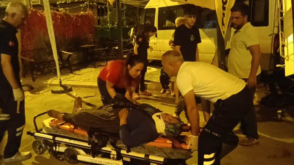 Adana'da minibüs otomobille çarpışıp iş yerine girdi 4 kişi yaralandı