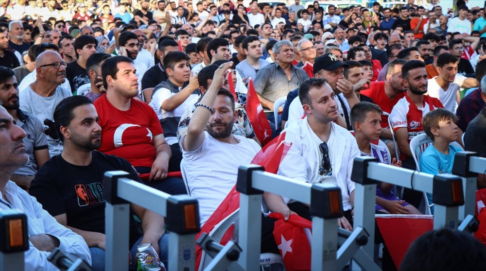Bursalılar Milli Maçı dev ekranlardan izlediler