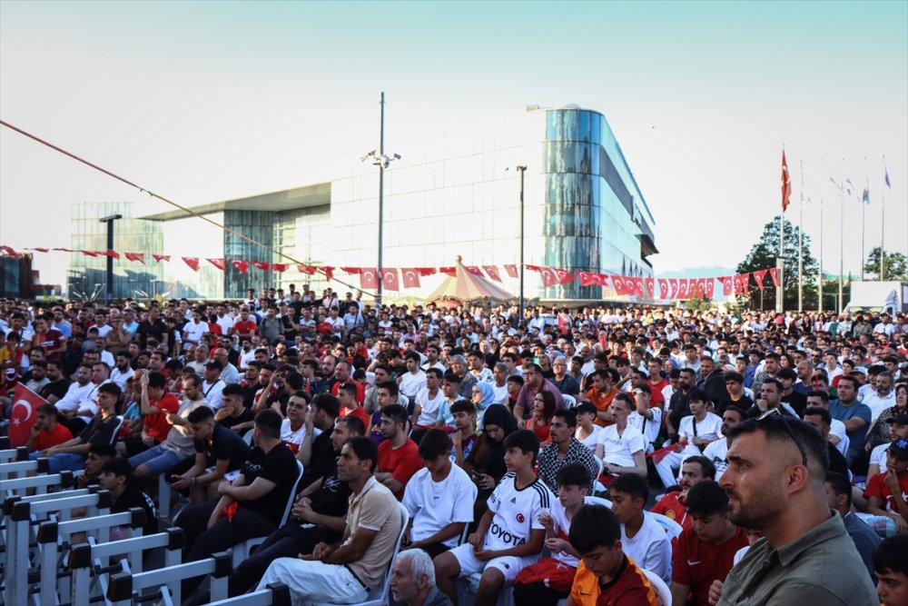 Bursalılar Milli Maçı dev ekranlardan izlediler