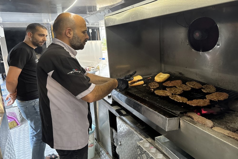 Yıllarca yolcu taşıyan çift katlı halk otobüsü Elazığ'da lezzet durağı oldu